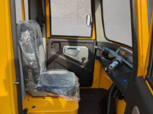 Blick auf den Fahrersitz und Türverkleidung im gelben Modell des Voltina