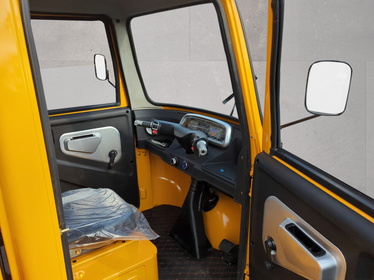 Innenansicht des gelben Cargo Runner Voltina mit Fahrersitz und Lenkrad