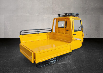Pritsche des gelben Voltina mit heruntergeklappten Bordwänden