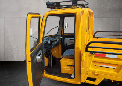 Fahreransicht bei geöffneter Tür in Gelb mit Innenraum und Sitz