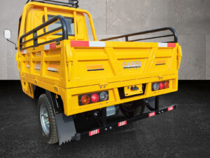 Detailaufnahme der geschlossenen Pritschenklappe des gelben Voltina