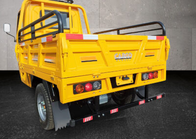 Detailaufnahme der geschlossenen Pritschenklappe des gelben Voltina