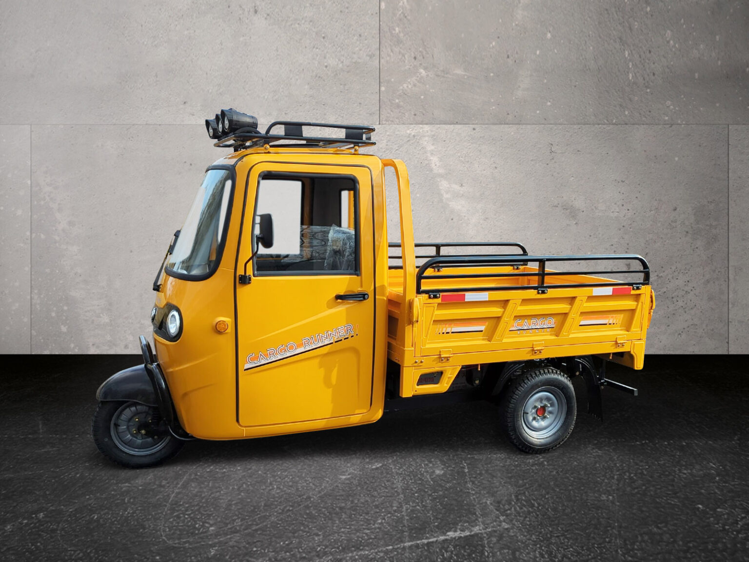 Seitenansicht des Voltina in Gelb mit geschlossener Pritsche und Dachträger