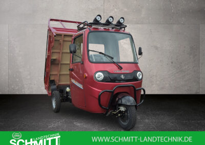 Kippfunktion der roten Ladefläche mit geöffnetem hinterem Aufbau