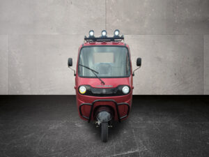 Frontalansicht des Cargo Runner Voltina in Rot mit Dachscheinwerfern