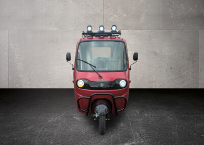 Frontalansicht des Cargo Runner Voltina in Rot mit Dachscheinwerfern