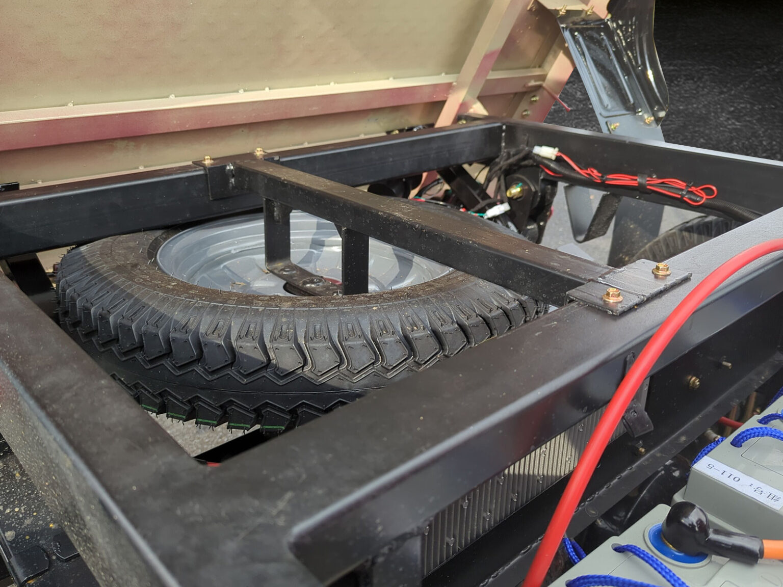 Detailaufnahme des versteckten Ersatzrads unter der Ladefläche