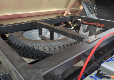 Detailaufnahme des versteckten Ersatzrads unter der Ladefläche