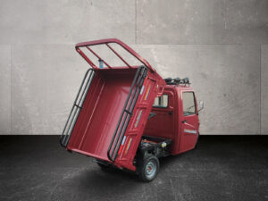 Blick auf die gekippte Ladefläche des roten Voltina