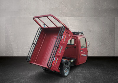 Blick auf die gekippte Ladefläche des roten Voltina