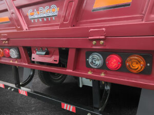 Rückansicht des Voltina in Rot mit Logo und Rückleuchten im Fokus