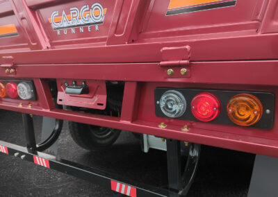 Rückansicht des Voltina in Rot mit Logo und Rückleuchten im Fokus