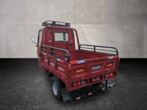 Heckansicht des Cargo Runner Voltina in Rot mit geschlossener Bordwand