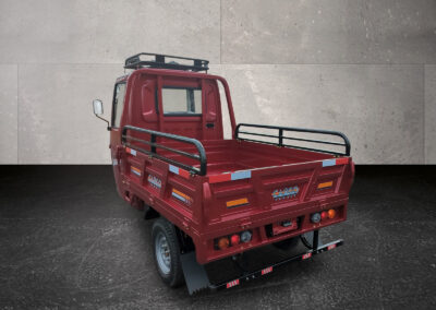 Heckansicht des Cargo Runner Voltina in Rot mit geschlossener Bordwand