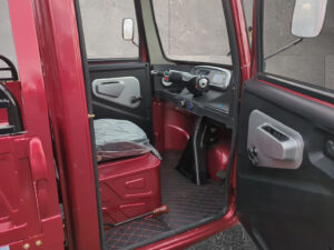 Innenansicht der geöffneten Fahrertür mit Armaturen und Sitz