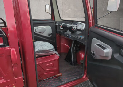 Innenansicht der geöffneten Fahrertür mit Armaturen und Sitz