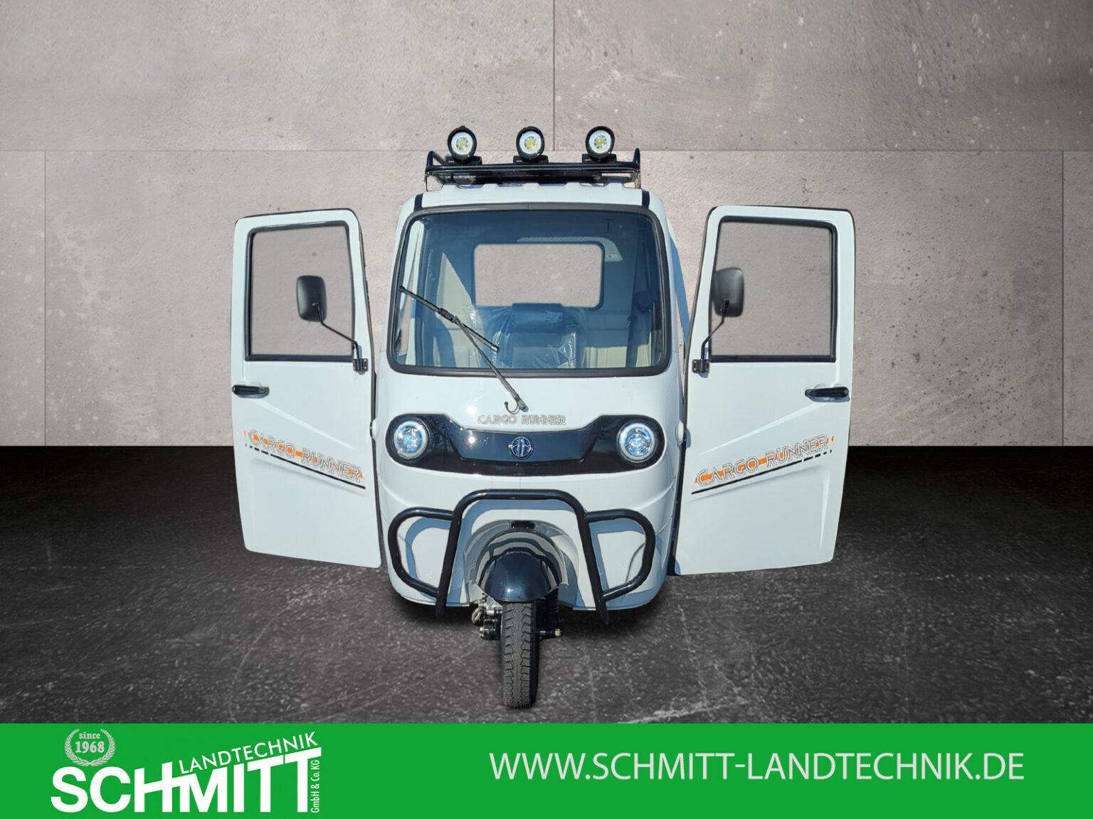 Frontalansicht mit geöffneten Türen und sichtbarem Innenraum des Voltina in Weiß