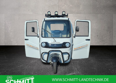 Frontalansicht mit geöffneten Türen und sichtbarem Innenraum des Voltina in Weiß