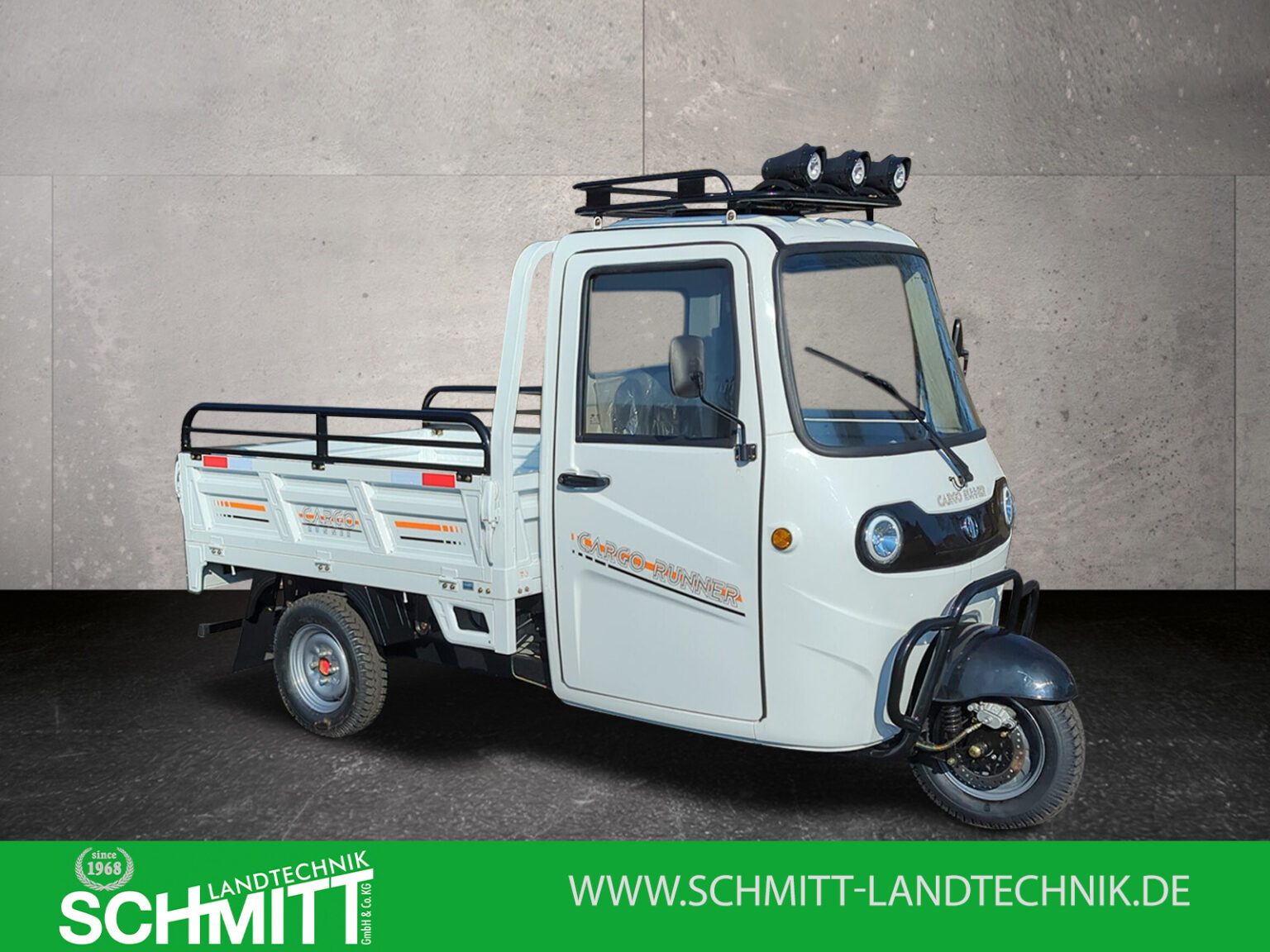 Seitenansicht des Voltina in Weiß mit Dachträger und vollständig geschlossener Pritsche