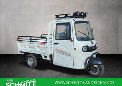 Seitenansicht des Voltina in Weiß mit Dachträger und vollständig geschlossener Pritsche