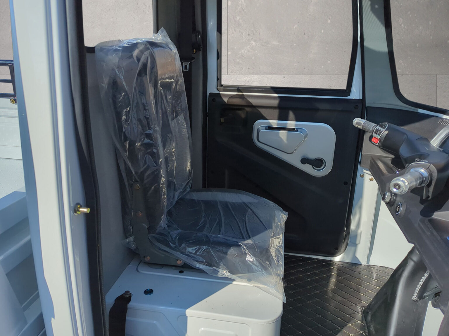 Innenansicht der Fahrerkabine und Sitzfläche