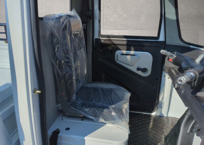 Innenansicht der Fahrerkabine und Sitzfläche