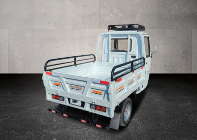 Rechte Seitenansicht mit Blick auf Ladefläche und Kabine