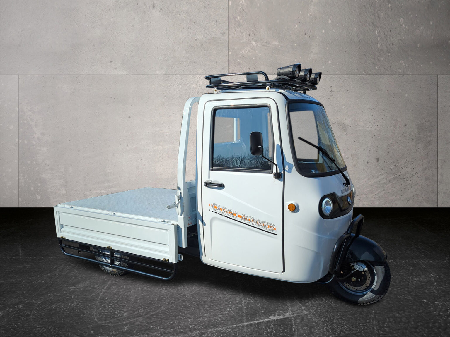 Seitenansicht des Cargo Runner Voltina in Weiß mit heruntergeklappter Ladebordwand