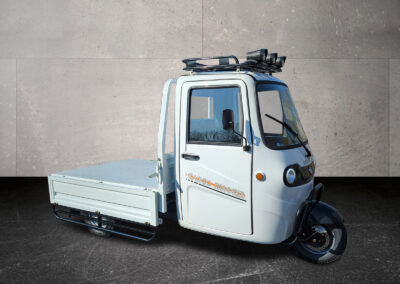 Seitenansicht des Cargo Runner Voltina in Weiß mit heruntergeklappter Ladebordwand