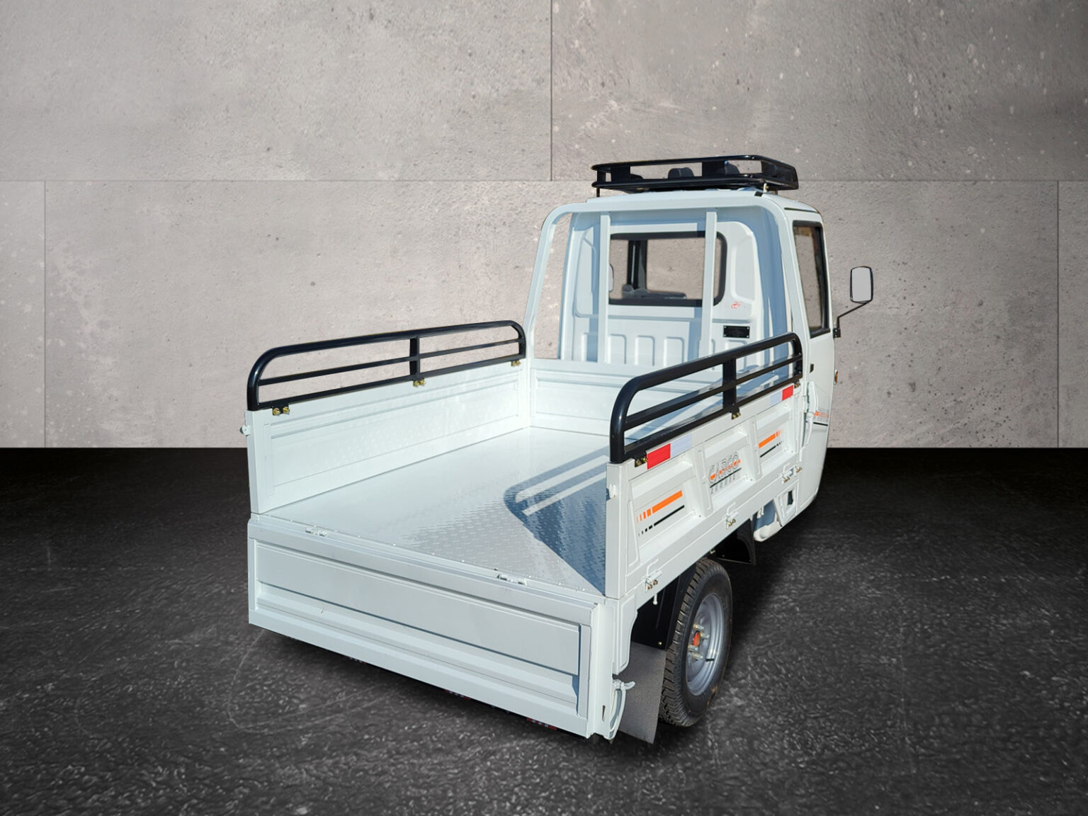 Heckansicht schräg links mit geöffneter Pritsche des Cargo Runner Voltina Weiß