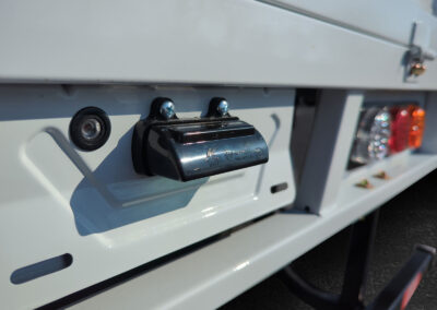 Nahaufnahme eines Ladesteckers an der Ladebordwand des Cargo Runner Voltina