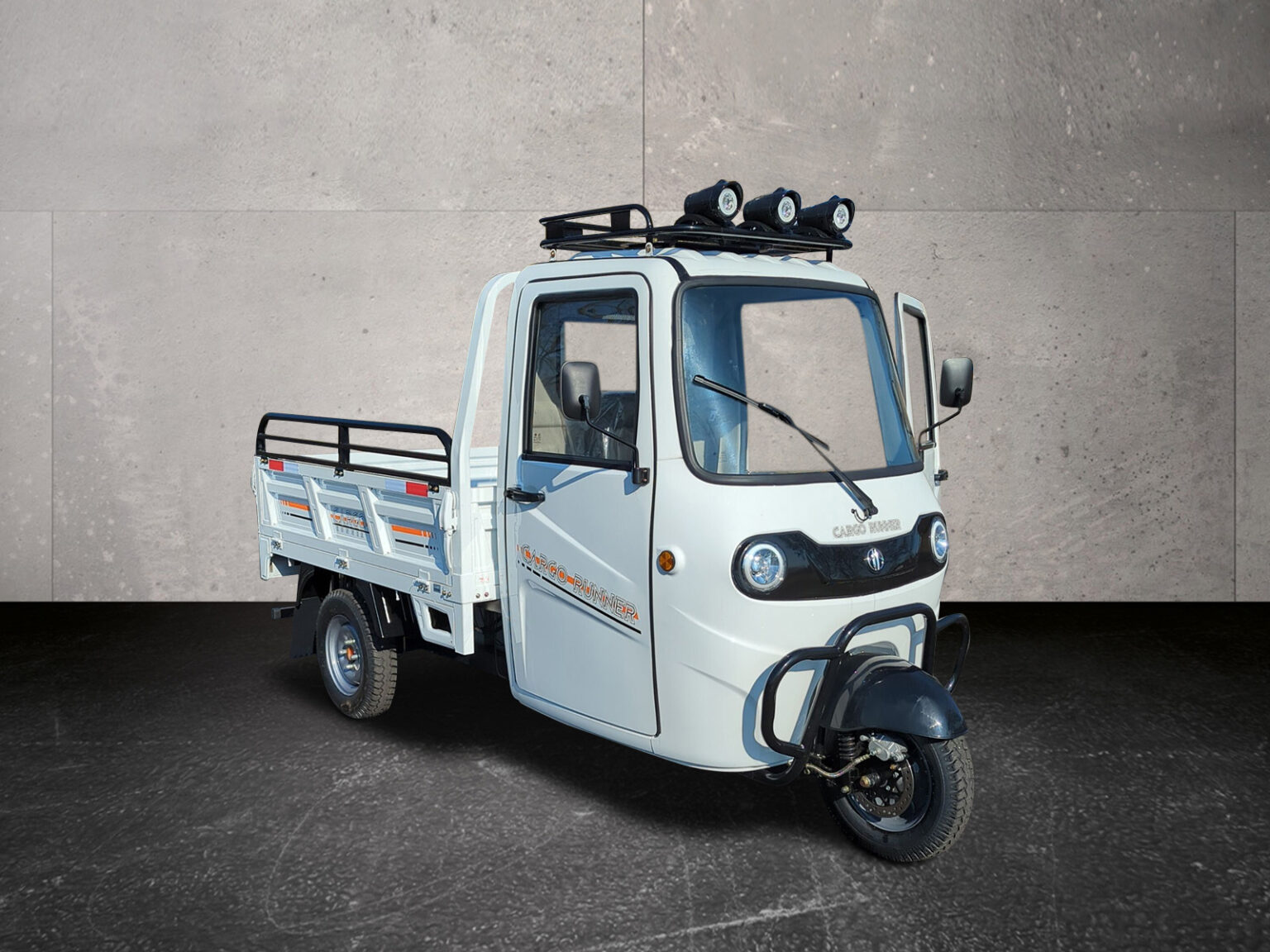 Dreiviertelansicht vorne rechts des Cargo Runner Voltina in Weiß mit geöffneter Fahrertür