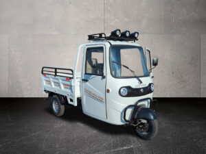 Dreiviertelansicht vorne rechts des Cargo Runner Voltina in Weiß mit geöffneter Fahrertür